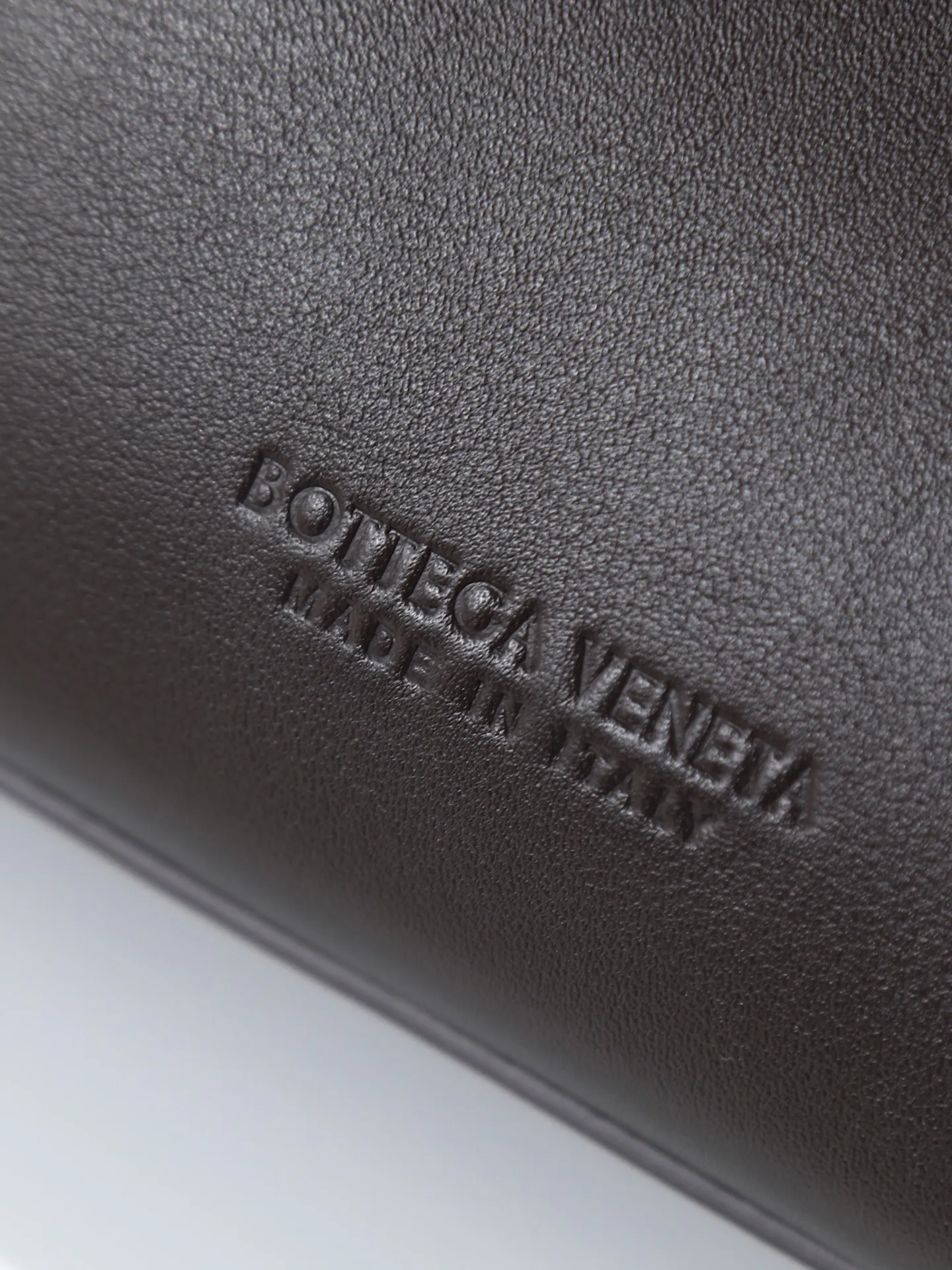 1150. Bottega Veneta's latest Ciao Ciao bag is a two-way flap handbag in silky cowhide, decorated with signature twist details, hidden hook closure, the flap can be fastened to the front, or connected to the INTRECCIATO woven internal pocket, with an adjustable and removable crossbody strap, an internal compartment, and a zippered pocket. The surprise flap has various shapes. Style 1 - Cover the bag surface, exposing the knot and knot decoration. Style 2 - Place the flap inside the bag. A buckle is also designed. Style 3 - The U-shaped position of the top handle in the hand bag. Style No.: 835835 Size: 26*19*10.5cm